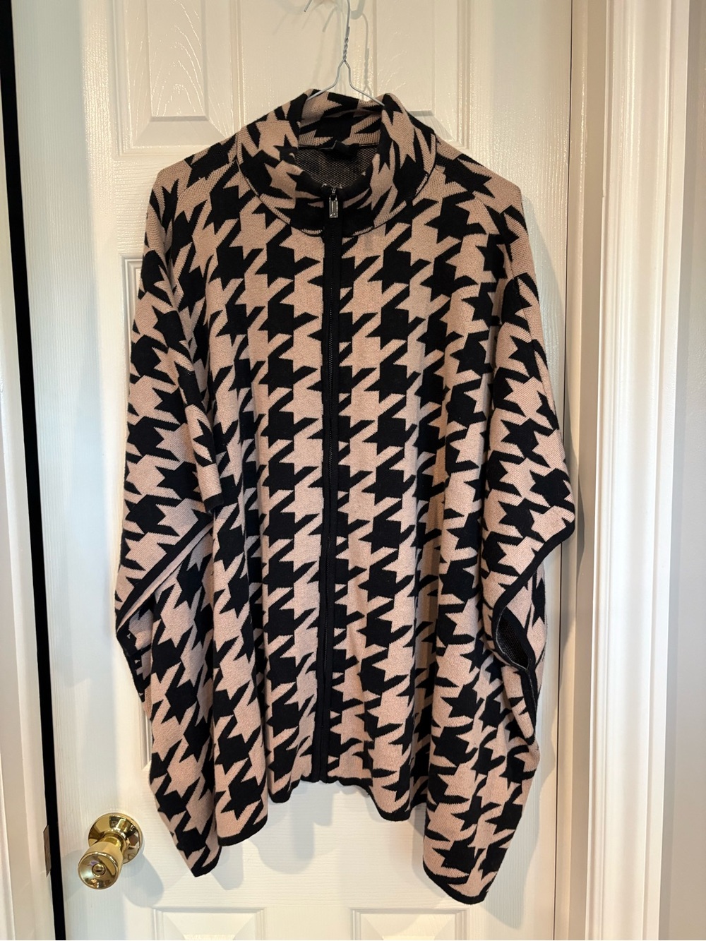 Jones New York Signature Black and Beige Knit Cape with front Zipper